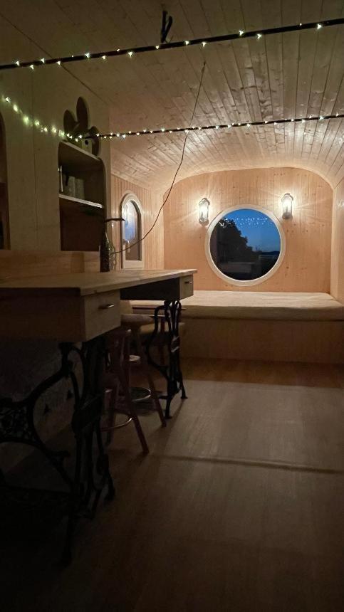 Glamping - Stylova Maringotka V Srdci Ladova Kraje, Pobliz Hlavniho Mesta Prahy Stribrna Skalice Exteriör bild
